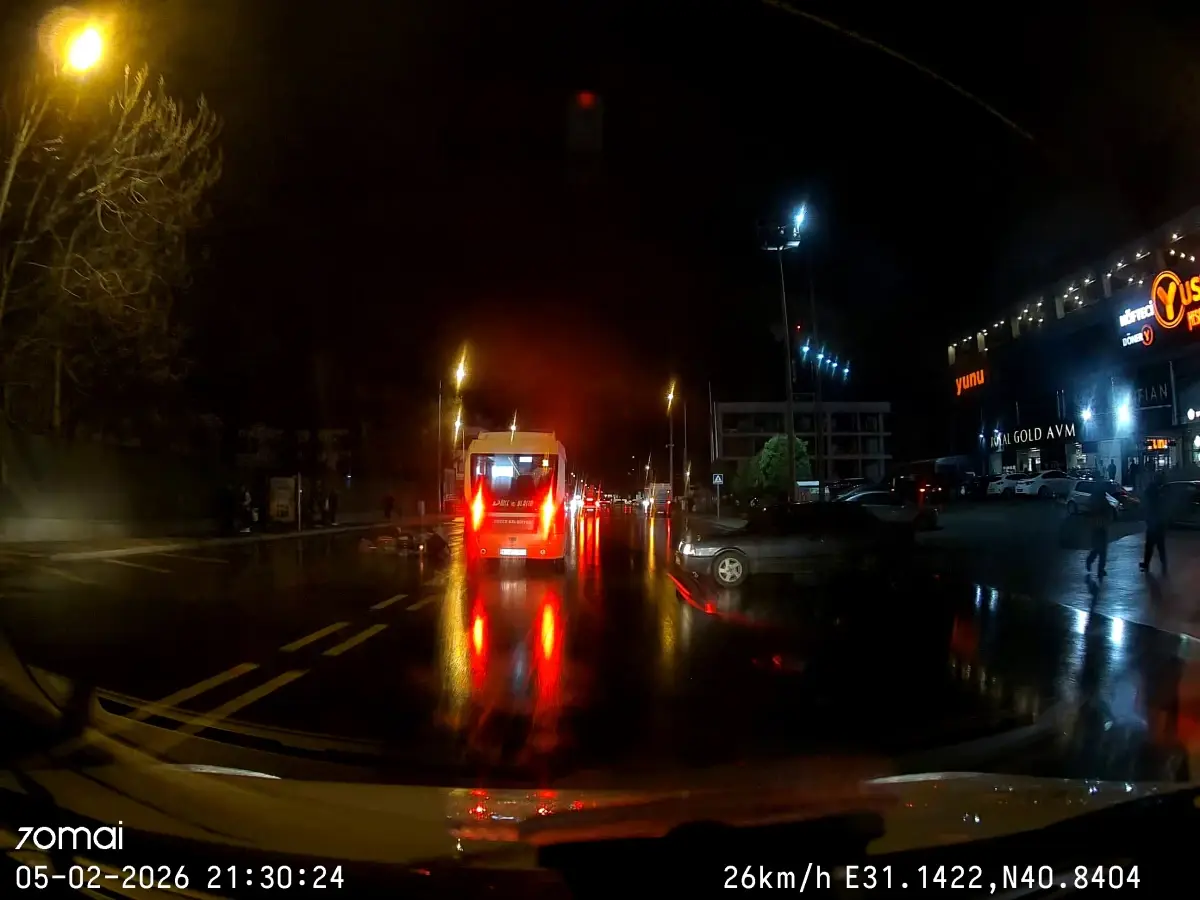 Düzce'de Halk Otobüsü ve Motosiklet Çarpışması: Bir Yaralı