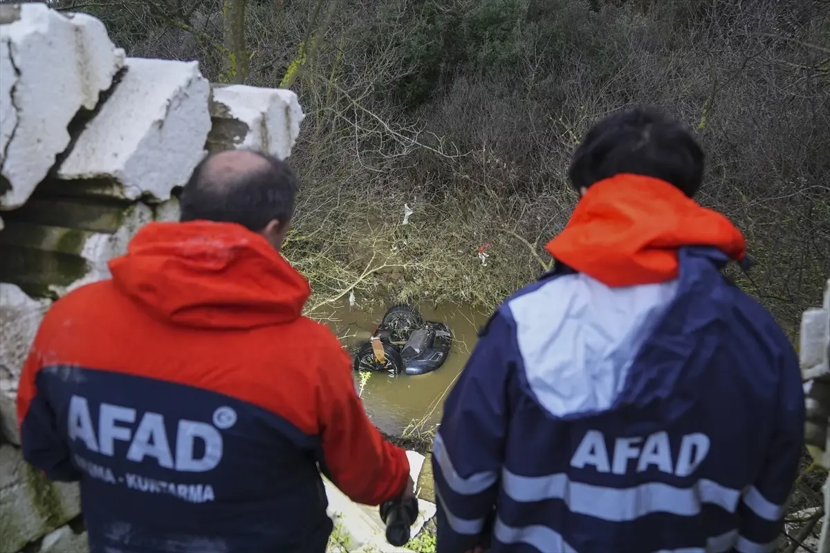 İzmir Menderes'te Dereye Çıkan Araçta Bulunan Kız Kardeşlerin Cesetleri Şok Ettirdi