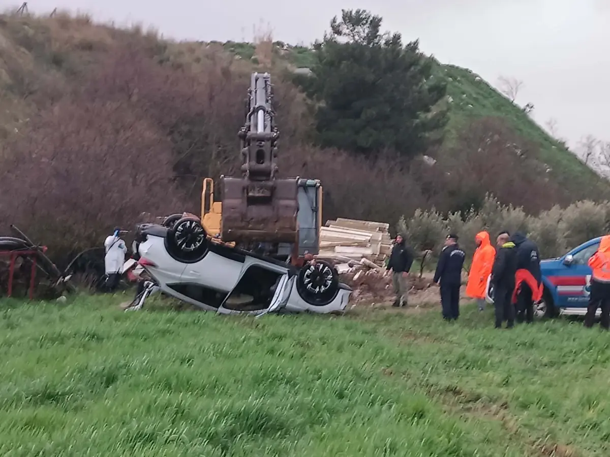 İzmir'in Menderes Bölgesinde Araç Dere Yatağından Çıkarıldı, 2 Kişi Hayatı Yitirdi