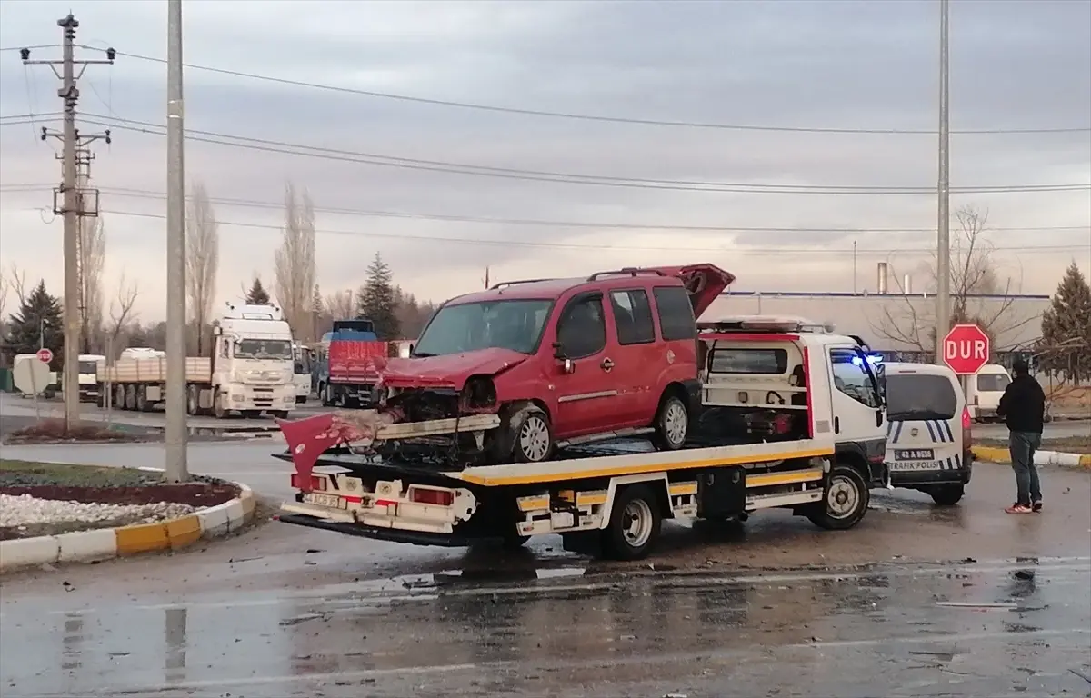 Konya’da Tır ve Hafif Ticari Araç Çarpıştı: Bir Kişi Hastaneye Kaldırıldı