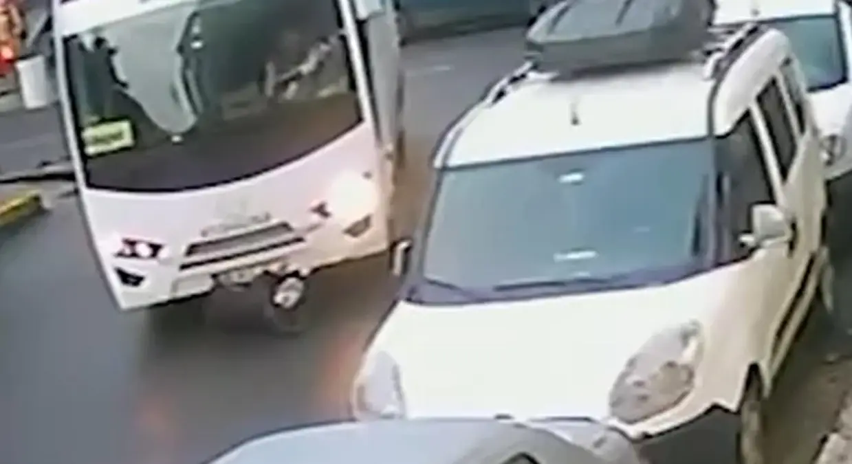 Çorlu’da Midibüs Çarpması: Kadın Yaralandı, Olay Yerinde İnceleniyor