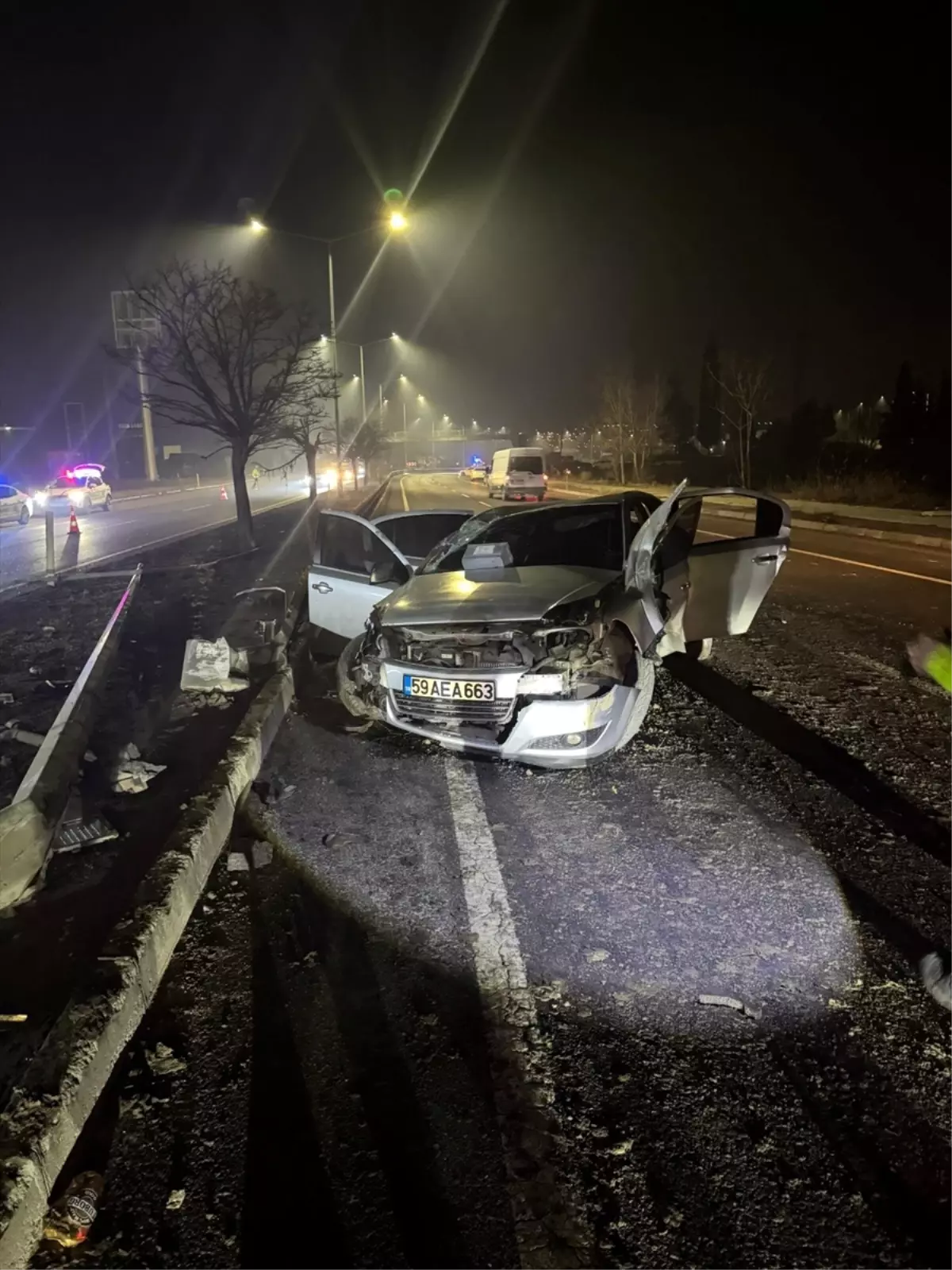 Tekirdağ’da Aydınlatma Direğine Çarpmış Otomobil 3 Yaralı Bıraktı