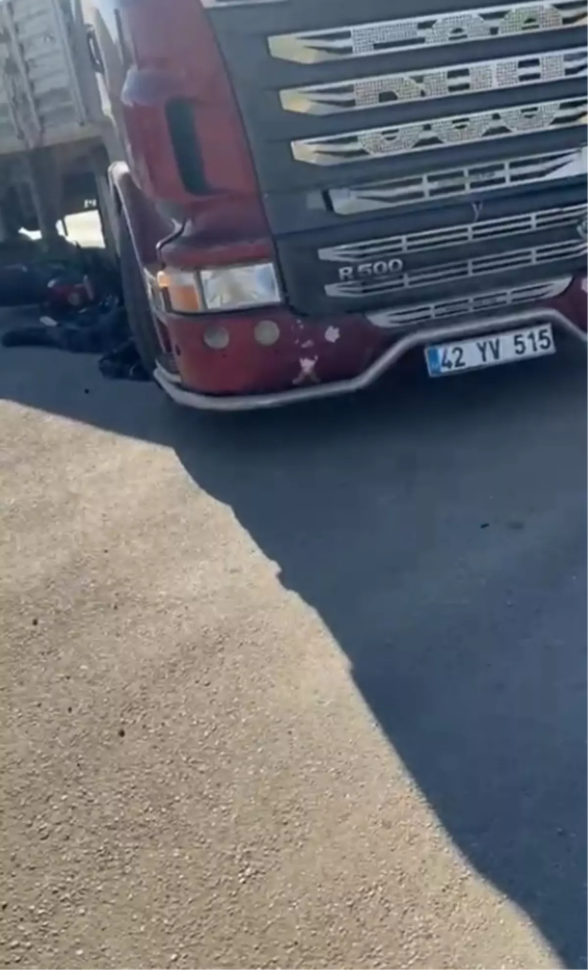 Adana’da TIR Altında Kalan Motosiklet Sürücüsü Sağ Salim Kurtarıldı