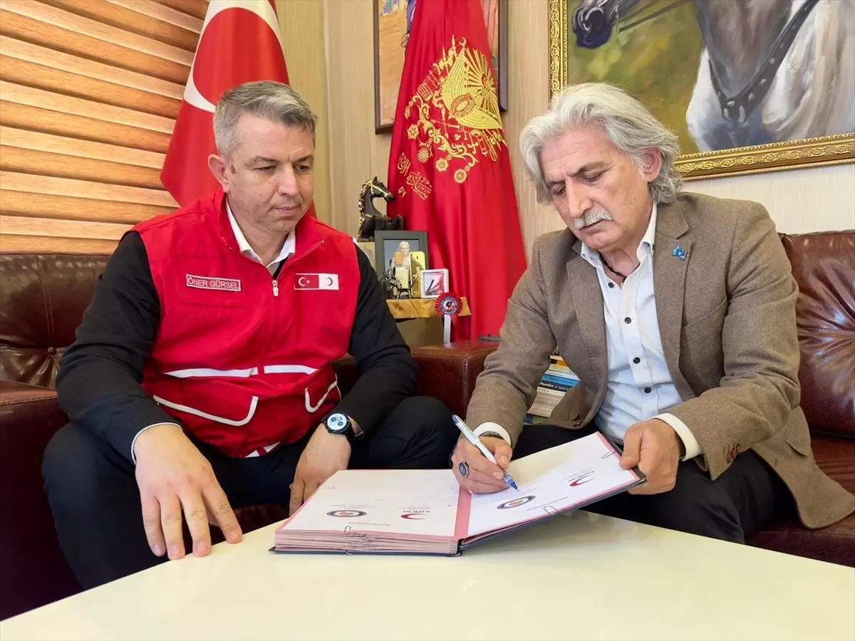 Manisa Şehzadeler'de Kızılay'dan 200 Aileye İftar Sofrası