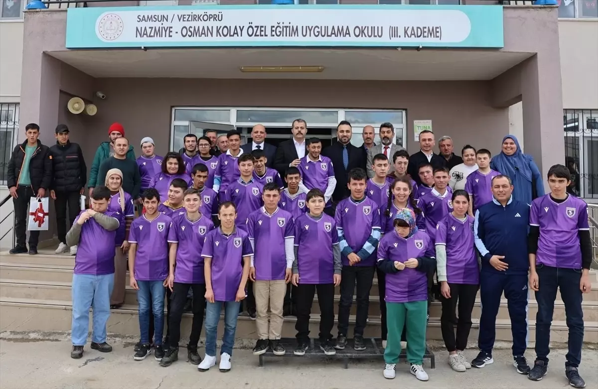 Samsunspor'dan Özel Gereksinimli Öğrencilere Sürpriz Forma Hediyesi