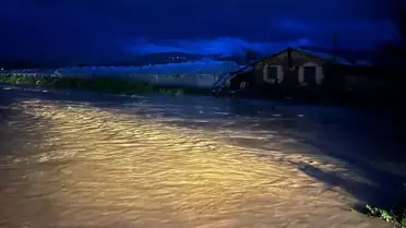 Şiddetli yağış sonrası Kumluca sokakları