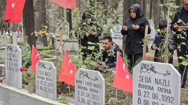 Tören sırasında çiçek bırakılan mezar