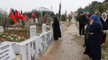 Fenerbahçe taraftarları Adana depremi anısına mezarlıkta bayrak töreni düzenledi