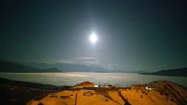 Derecik’te Yoğun Sis Şehri Görünmez Kıldı: Sürücü ve Yaya Güvenliği İçin Uyarılar