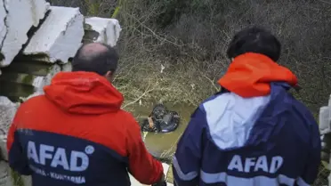 Kaza sonrası otomobilin dere içinde bulunduğu an