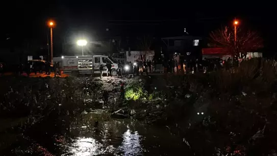 Arama ekipleri deniz kenarında