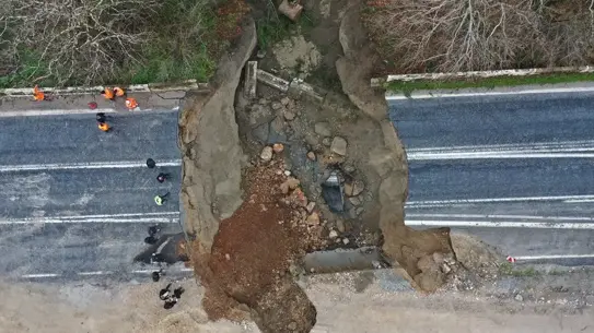 İzmir Selçuk‑Aydın Karayolunda Şiddetli Yağış Sonrası Yol Çökmesi