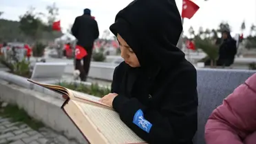 Kahramanmaraş'ta Deprem Üçüncü Yılında Anma Töreni: Mezarlıklarda Dualar ve Çiçekler