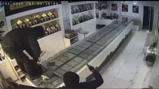 Batman’da Kar Maskeli Şüpheliler 1 Kilo Altını Çaldı: Güvenlik Kameraları Olayı Aydınlattı