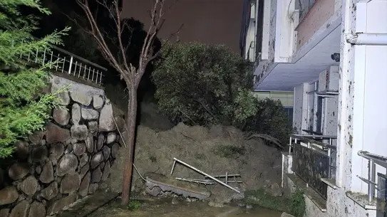 Turgutlu'da Şiddetli Sağanak Sonrası İstinat Duvarı Yıkıldı, Evlerde Hasar Oluştu