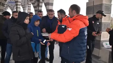 Muş'ta Deprem Şehitlerine Saygı Duruşu: Mevlit Töreni ve Sergi