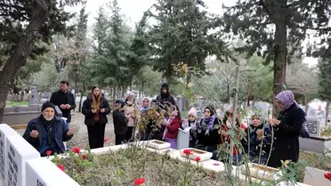 Gaziantep’te Deprem Yüzünden Ailesini Kaybeden Baba, Her Gün Mezarlıkta Ağlıyor