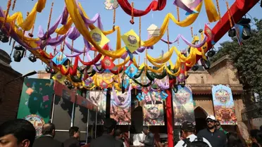 Basant Uçurtma Festivali’nde uçuran renkli uçurtmalar