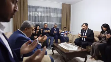 Sağlık Bakanı Memişoğlu, Hatay’da Depremzede Aileyi Şefkatle Karşıladı