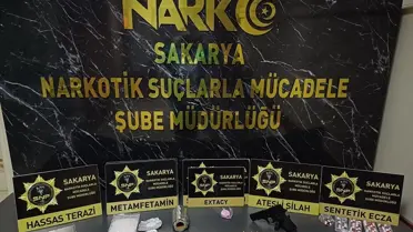 Operasyonda yakalanan uyuşturucu maddeler ve ekipmanlar