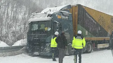 Kar altında sıkışmış tır