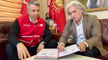 İftar dağıtımı sırasında Kızılay gönüllüleri