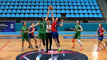 Maç sırasında genç basketbolcuların aksiyonu