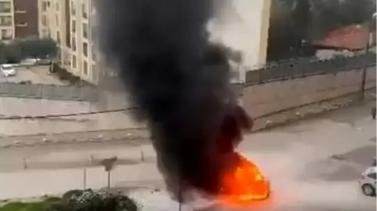 Yangın sonrası yanan otomobilin görüntüsü