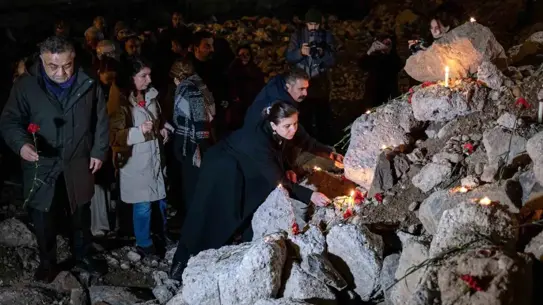 Anma töreninde mum yakma anı