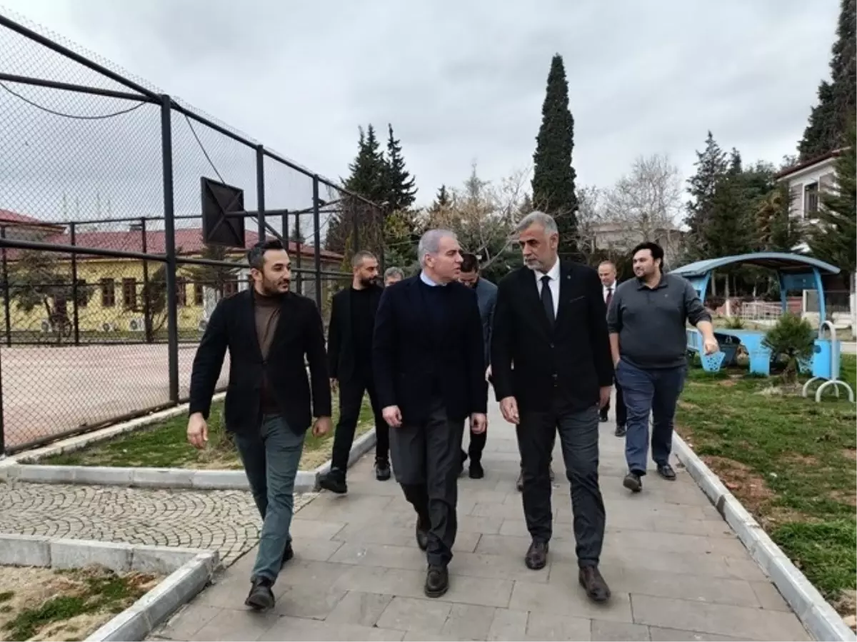 Galatasaray'dan Depremzedelere Destek: Yönetim Ekibi Sahada Dualar Etti