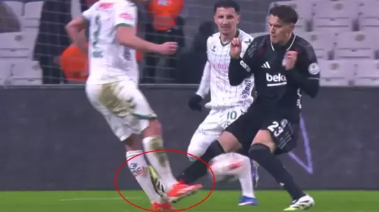 Kristjan Asllani, Beşiktaş'ta İlk Maçında Kırmızı Kart Aldı ve 2 Maç Yasaklandı