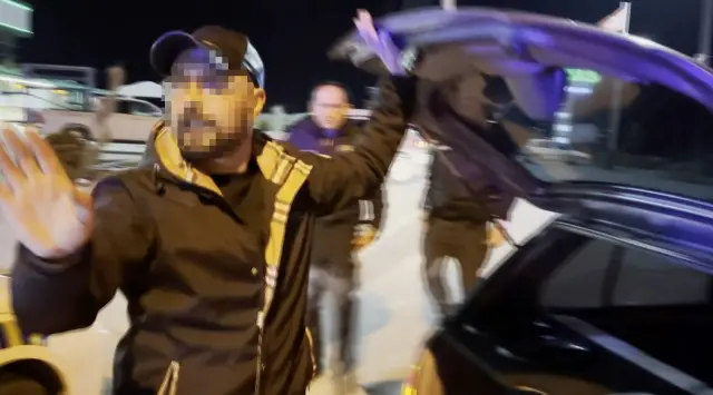 Polis memurları alkol testi yapıyor