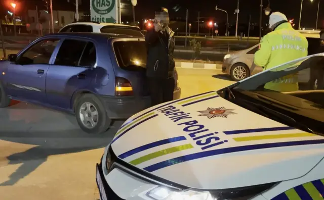 Polis memurları sürücüyü sorguluyor