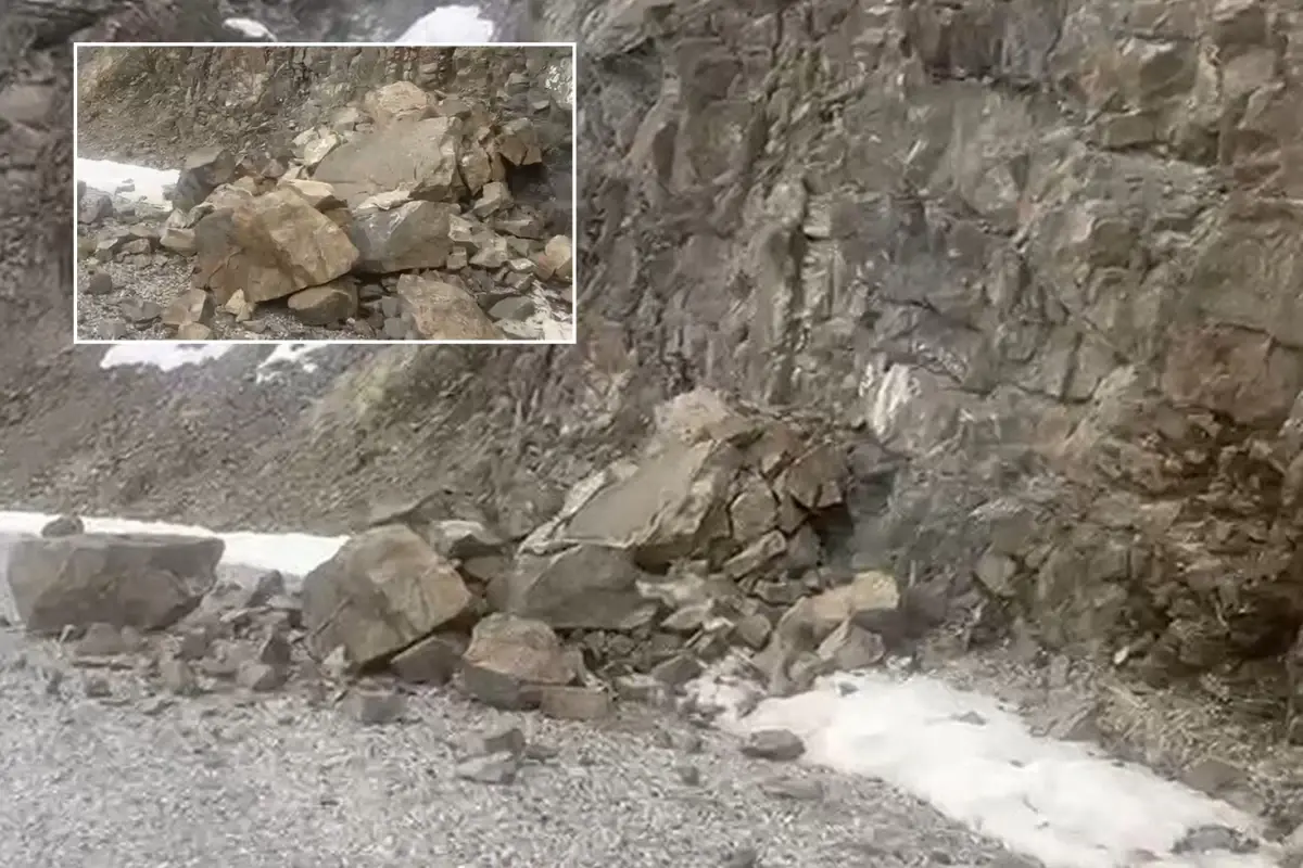 Erzincan Kemah'ta 4,9 Büyüklüğündeki Depremde Kayaların Yol Açtığı Anlar Görüntülendi