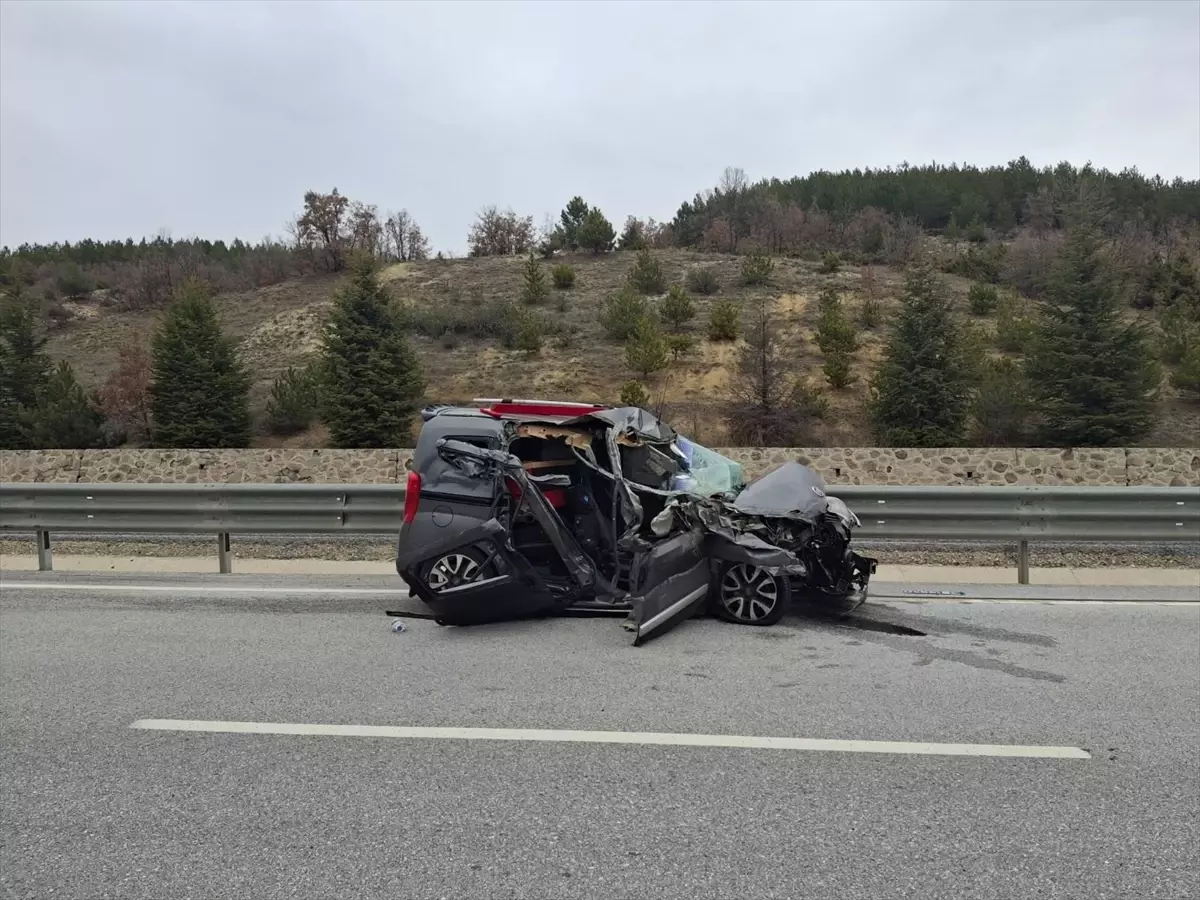 Afyonkarahisar'ın Sinanpaşa İlçesinde Hafif Ticari Araç Kazası: 5 Yaralı