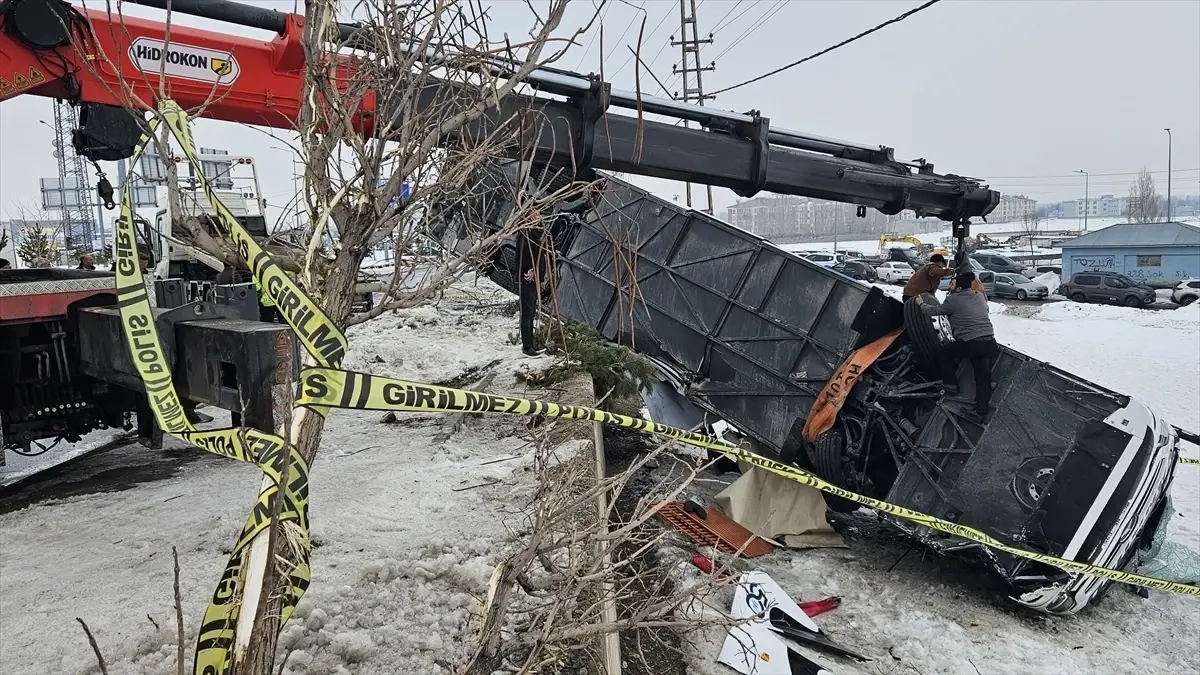 Ağrı Patnos’ta Yolcu Otobüsü Devrildi: 16 Kişi Yaralı