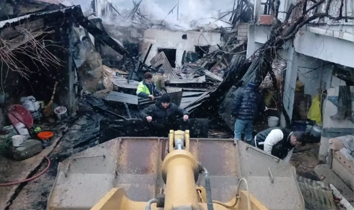 Amasya’da Ahır Yangını: Bir Büyükbaş Hayvan Hayatta Kaldı, Ev Çatısı Hasar Aldı