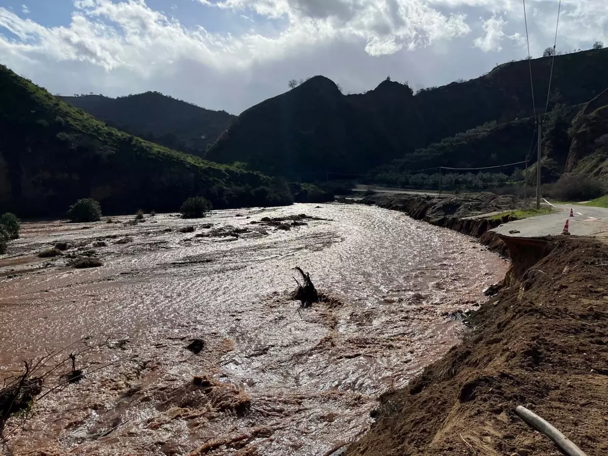Alaşehir'de Şiddetli Yağışlar Göbekli Deresi'ni Taşır, Kara Yol Kapandı