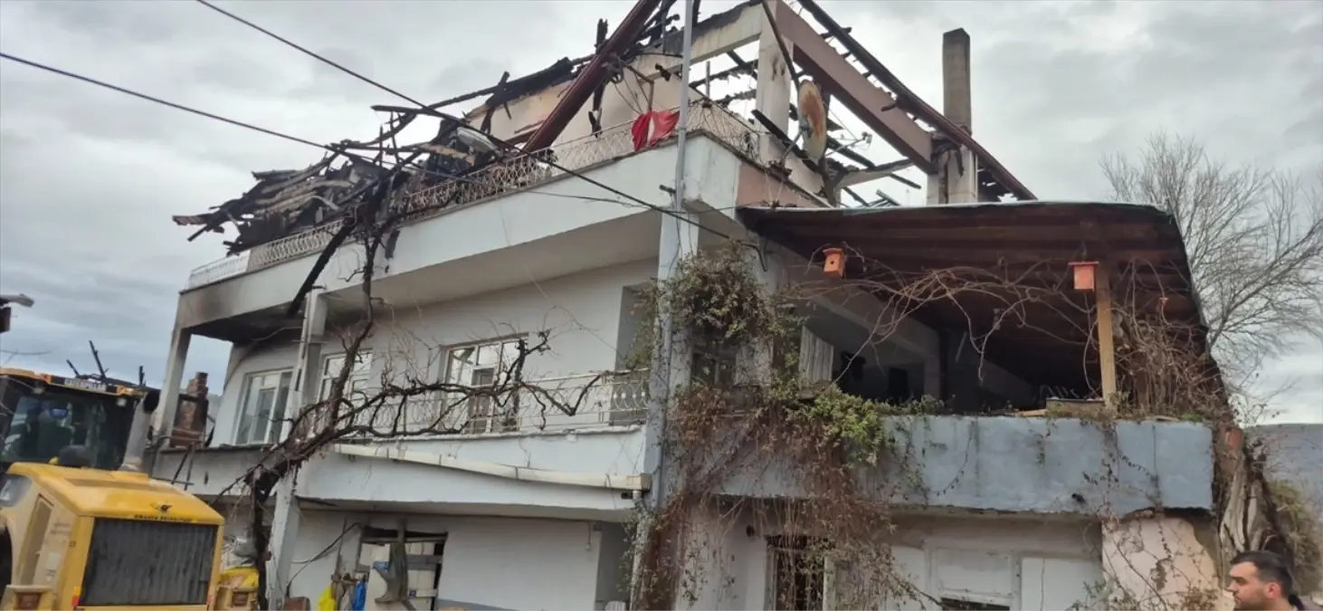 Amasya İpekköy'de Çıkan Yangın Ahırı ve Çatıyı Yok Etti