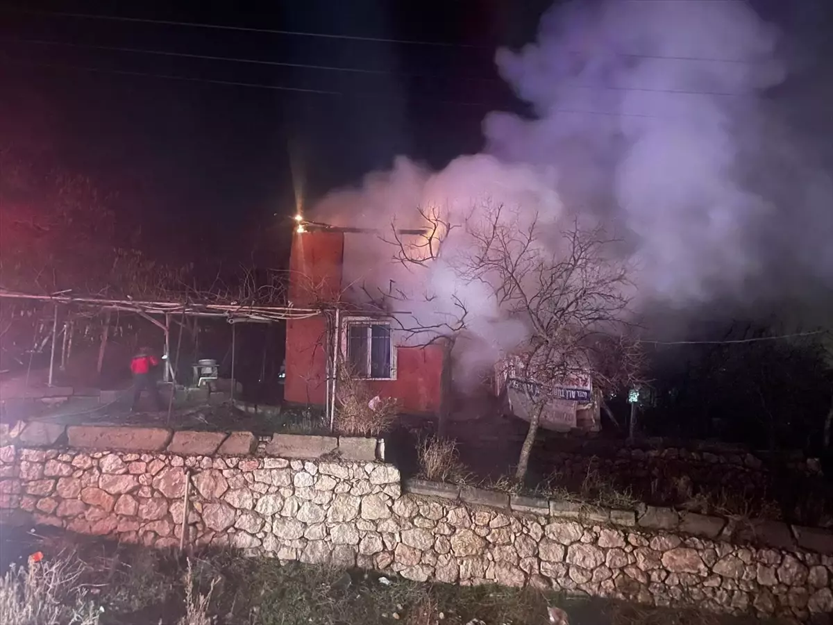 Amasya’da Bağ Evi Yangını: İtfaiye Hızlı Müdahale Etti, Ev Kullanılamaz Hale Geldi