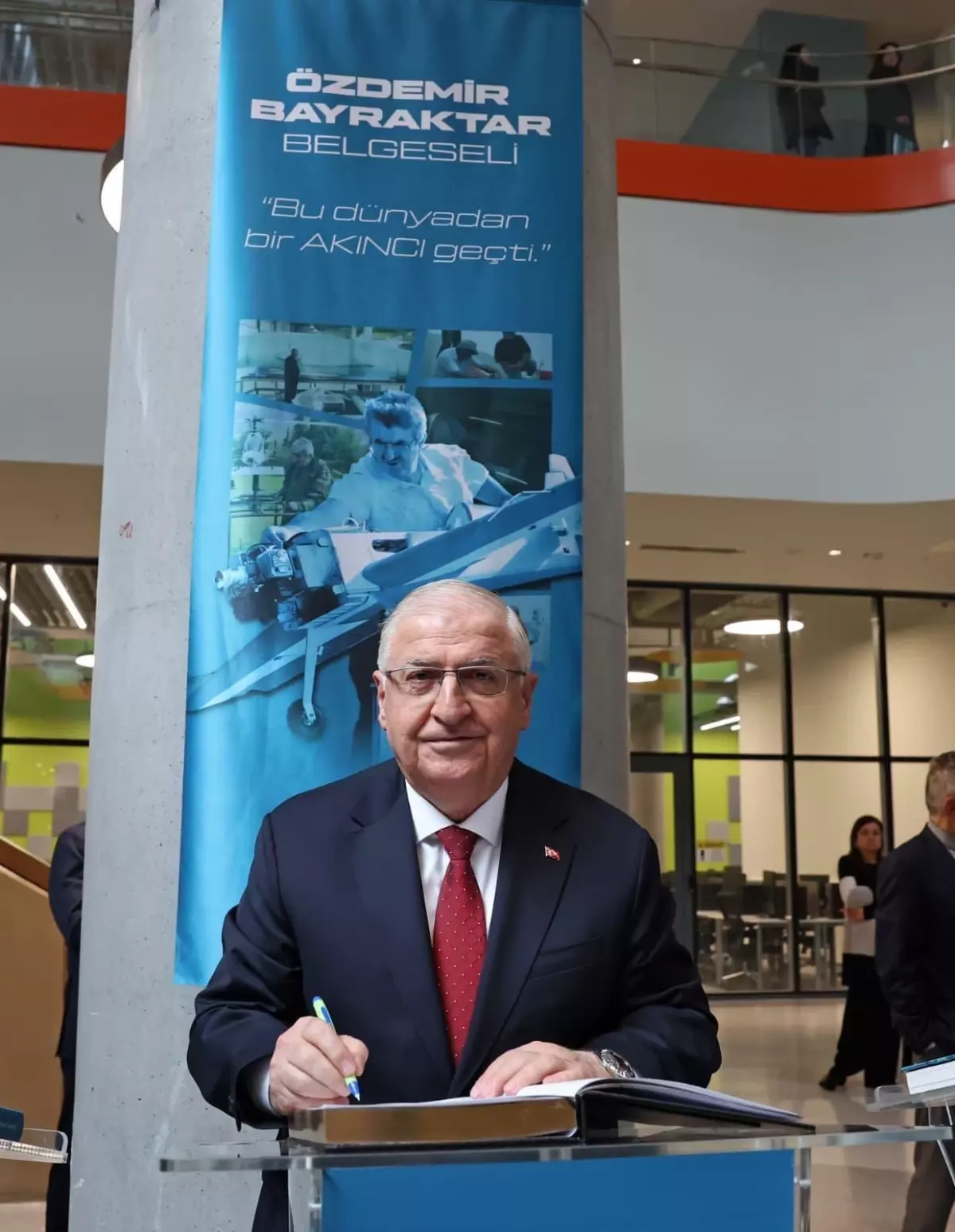 Bakan Güler, Özdemir Bayraktar Anısına Hazırlanan Belgeseli İzledi