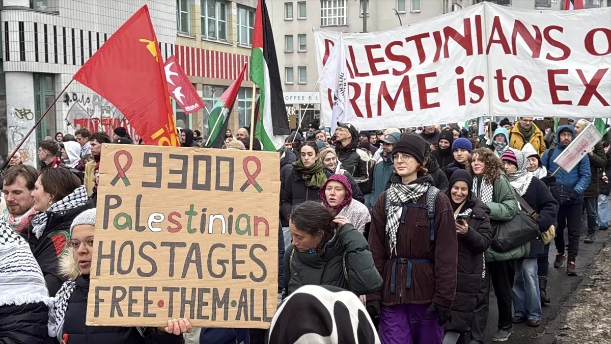 Berlin'de Filistin'e Destek Gösterisi: 'Soykırımı Durdurun' Sloganıyla Protesto