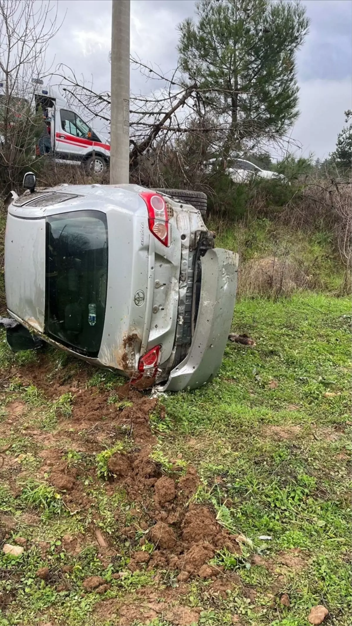 Bilecik’in Gölpazarı İlçesinde Otomobil Devrildi, Sürücü Hastaneye Kaldırıldı