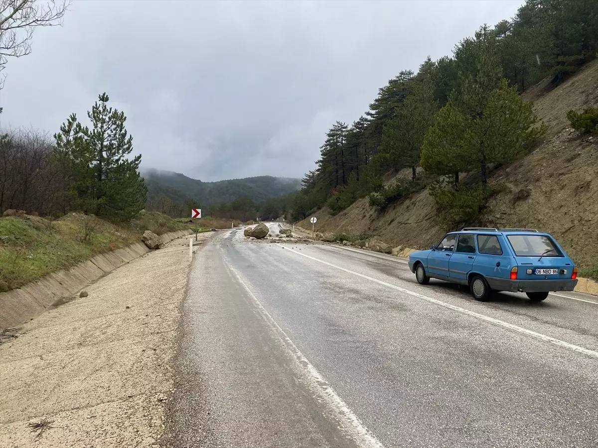 Göynük'te Ani Kaya Düşüşü Trafiği Yarı Kapattı