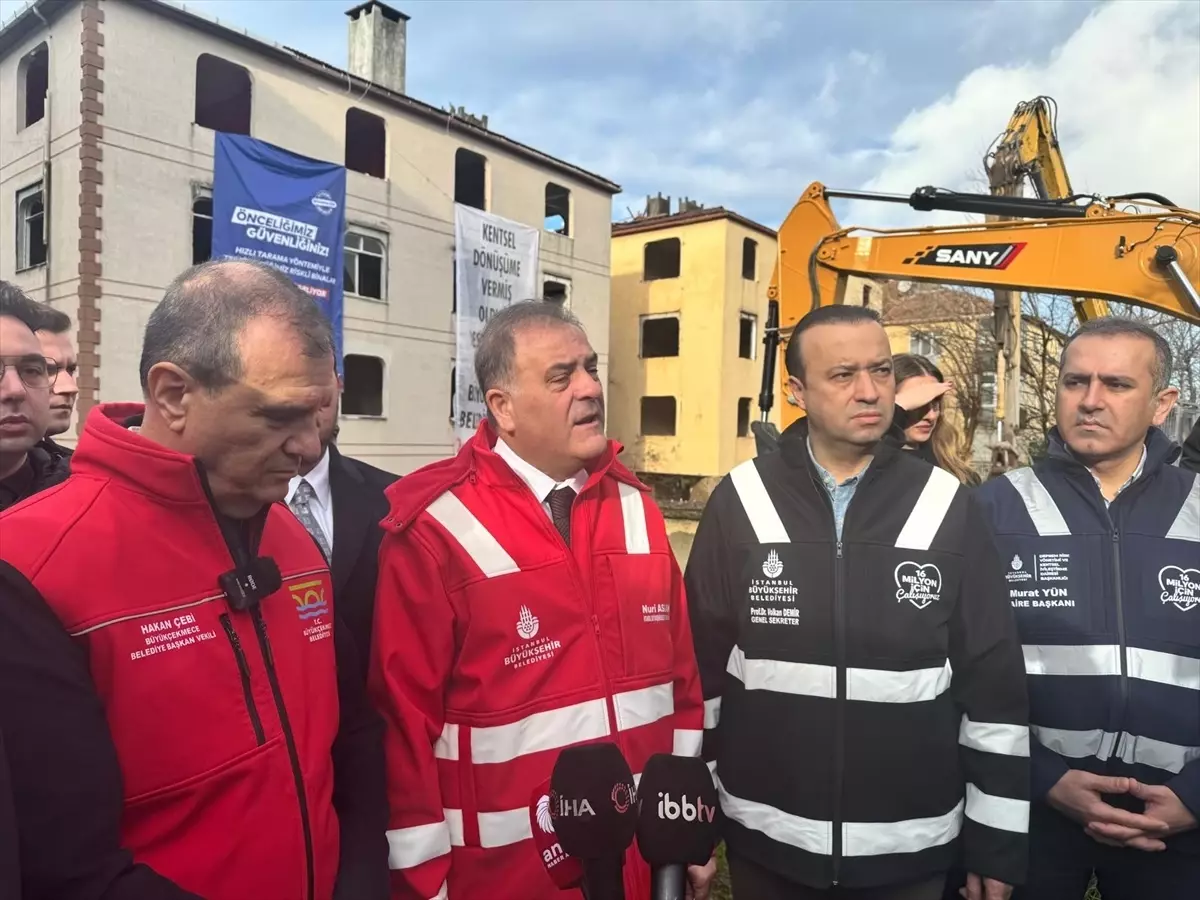 Büyükçekmece'de Riskli İki Bina Güvenli Şekilde Yıkıldı