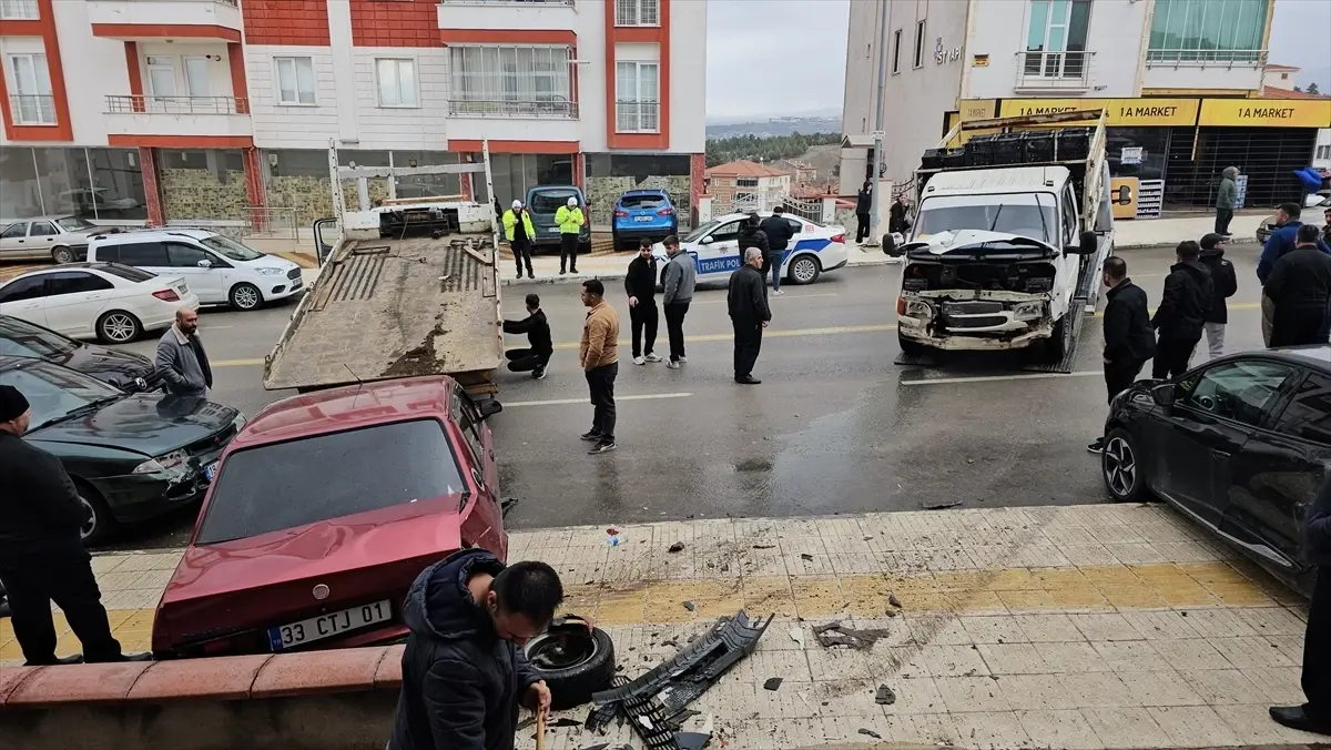 Çorum'da Kamyonet Minibüs Kaçınma Çabası Sonucu Park Halindeki Araçlara Çarptı