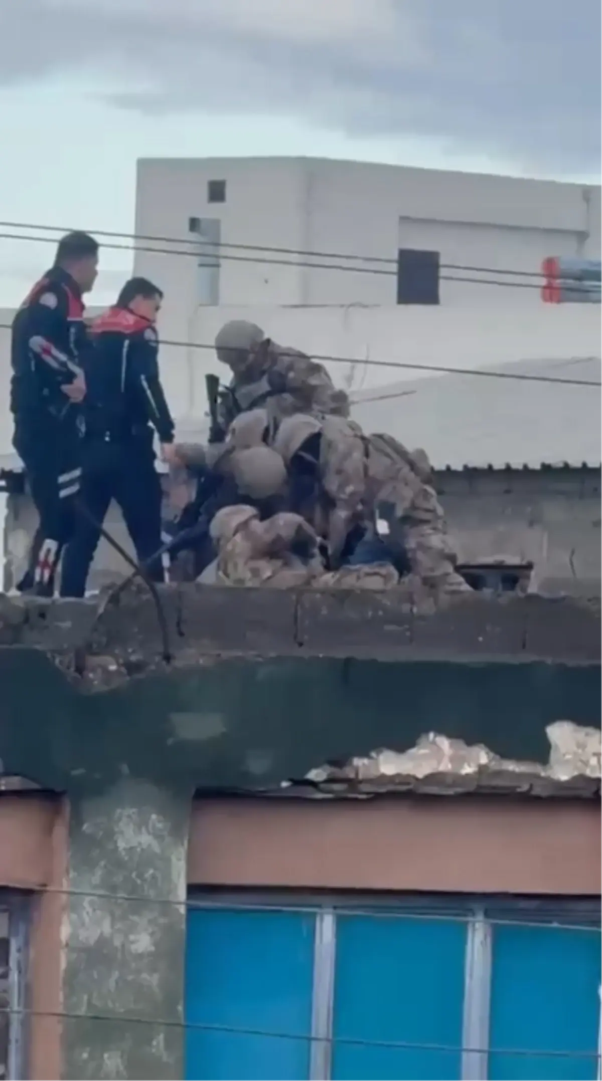 Adana’da Eski İşyerine Silahlı Saldırı: 4 Kişi Yaralandı, Şüpheli Çatıdan Özel Harekat Tarafından Yakaladı