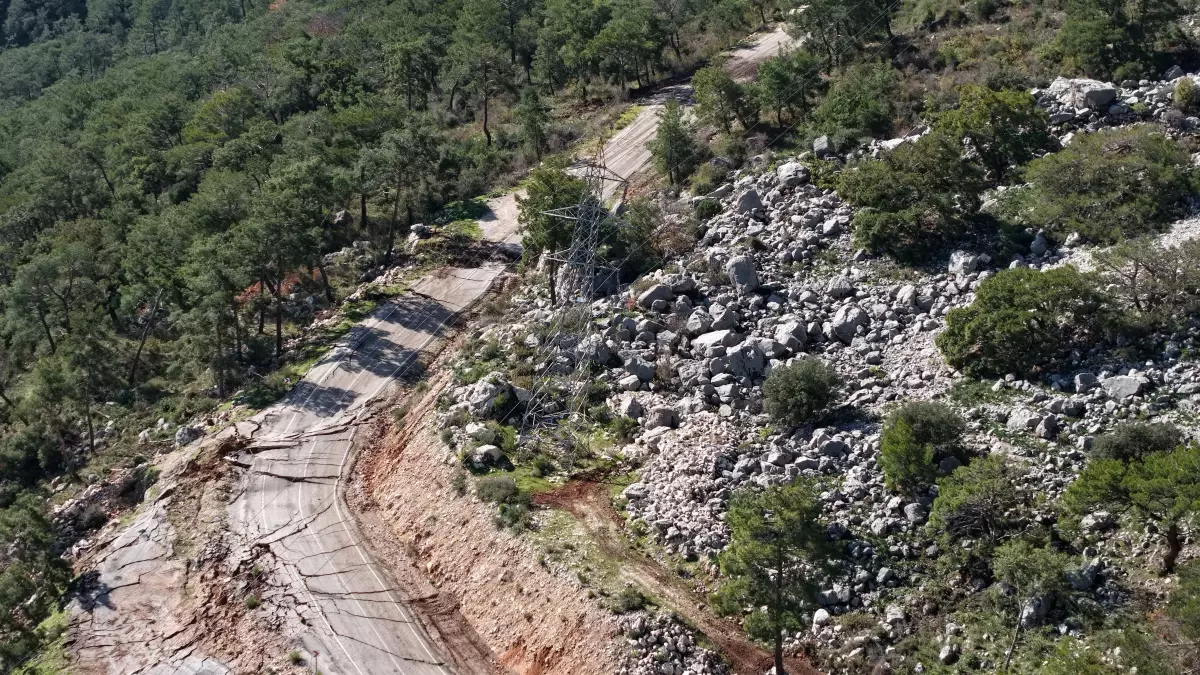 Antalya Konyaaltı‑Hisarcandır Yolunda Heyelan: Trafik Ağı Kapandı