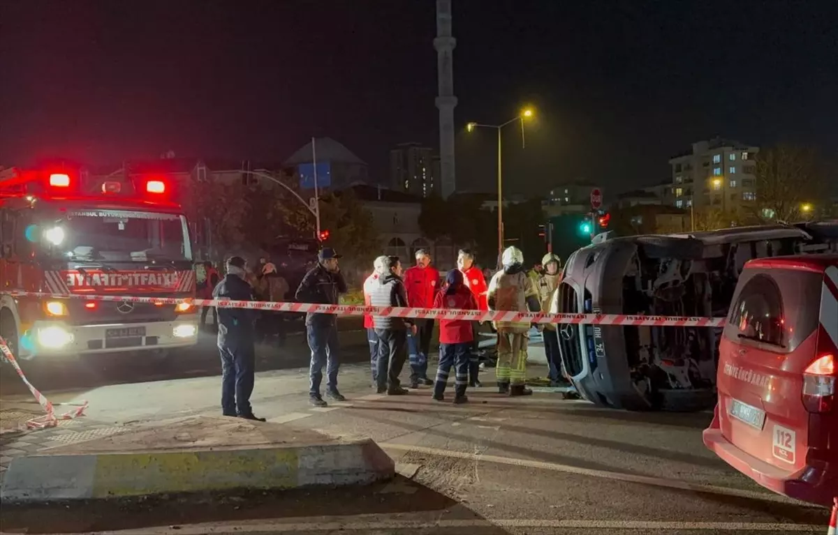 İstanbul’da Ambulans ve Otomobil Çarpıştı: 3 Kişi Yaralandı