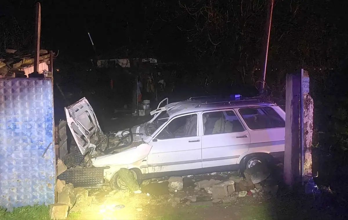 İzmir Ödemiş’te Bahçe Duvarına Çarpan Araçta 1 Ölü, 1 Yaralı